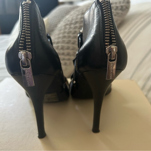 Michael Kors Black Leather Heels Size 5 - Picture 2 of 4